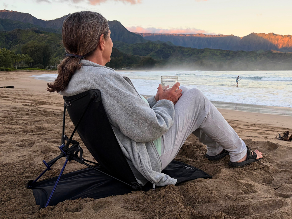 Woman relaxing in Vega Backrest